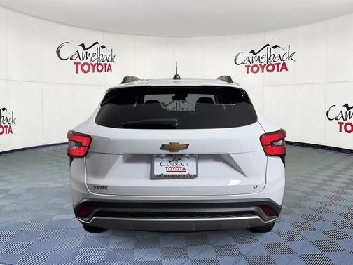 Summit White 2025 Chevrolet Trax LT