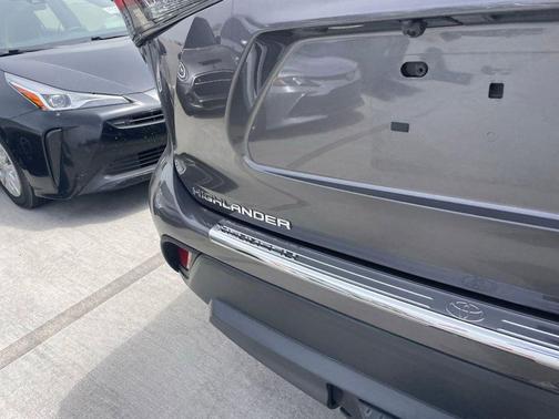 Magnetic Gray Metallic 2021 Toyota Highlander XLE