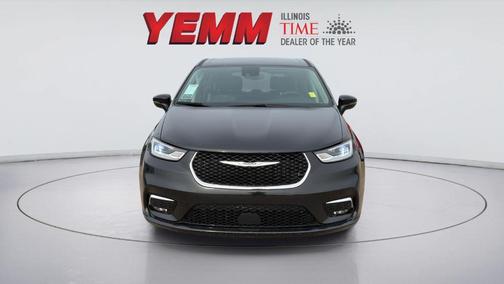 Brilliant Black Crystal Pearlcoat 2023 Chrysler Pacifica Touring-L