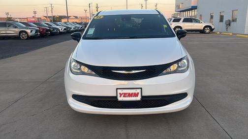 2025 Chrysler Voyager LX