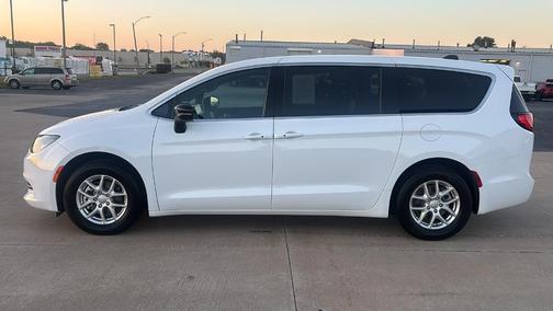 2025 Chrysler Voyager LX