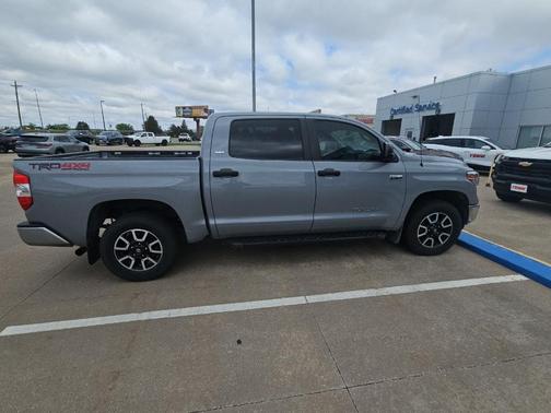 SELECT 2018 Toyota Tundra