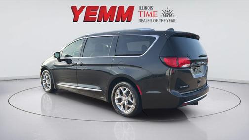 Brilliant Black Crystal Pearlcoat 2018 Chrysler Pacifica Limited