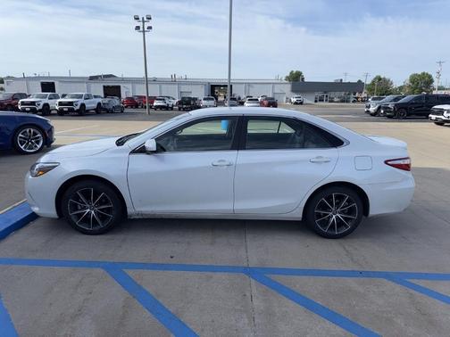 Blizzard Pearl 2017 Toyota Camry XSE