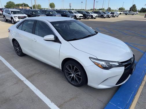 Blizzard Pearl 2017 Toyota Camry XSE