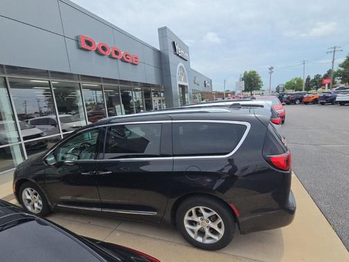 Brilliant Black Crystal Pearlcoat 2017 Chrysler Pacifica Touring-L Plus