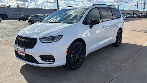 2026 Chrysler Pacifica Select AWD