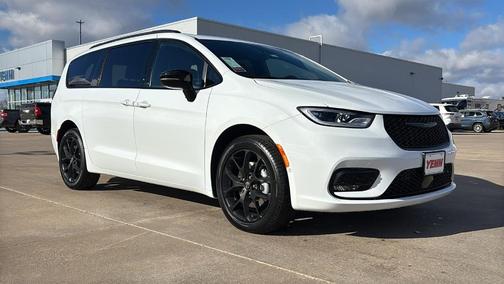 2026 Chrysler Pacifica Select AWD