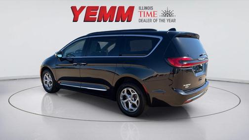 Brilliant Black Crystal Pearlcoat 2023 Chrysler Pacifica Limited