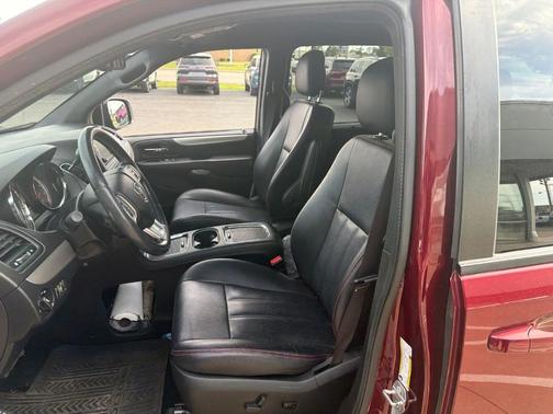 Octane Red Pearlcoat 2017 Dodge Grand Caravan GT