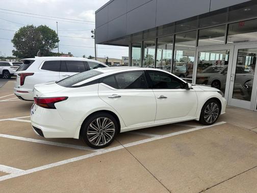 White 2023 Nissan Altima 2.5 SL