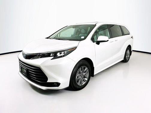 2025 Toyota Sienna XLE 8 Passenger