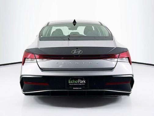 Fluid Metal 2025 Hyundai ELANTRA SEL