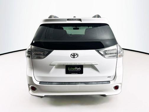 Super White 2013 Toyota Sienna SE
