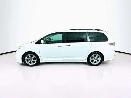 Super White 2013 Toyota Sienna SE