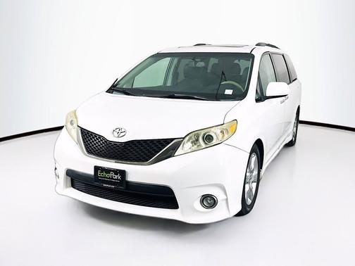 Super White 2013 Toyota Sienna SE
