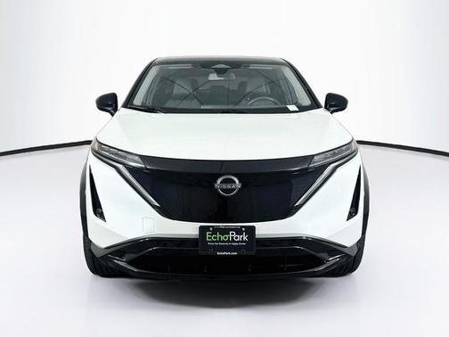 Everest White Pearl Tricoat/Black Diamond Pearl 2024 Nissan ARIYA ENGAGE