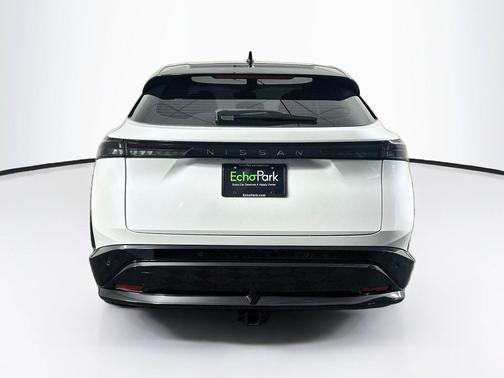 Everest White Pearl Tricoat/Black Diamond Pearl 2024 Nissan ARIYA ENGAGE