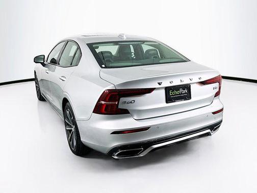 2022 Volvo S60 T5 Momentum