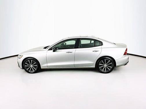 2022 Volvo S60 T5 Momentum