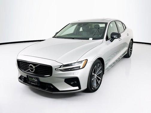2022 Volvo S60 T5 Momentum