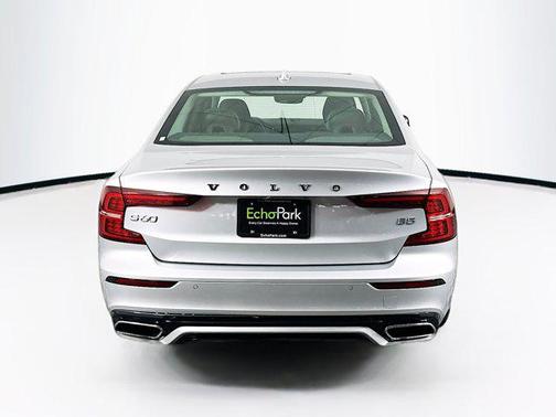 2022 Volvo S60 T5 Momentum