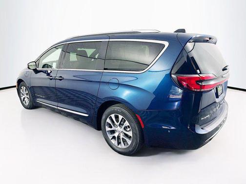 2023 Chrysler Pacifica L