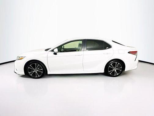 Super White 2018 Toyota Camry SE