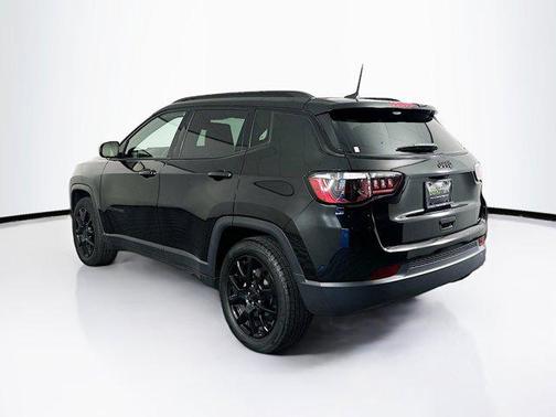Diamond Black Crystal Pearlcoat 2022 Jeep Compass Latitude