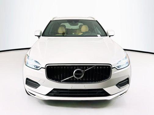 Crystal White Metallic 2018 Volvo XC60 T5 Momentum