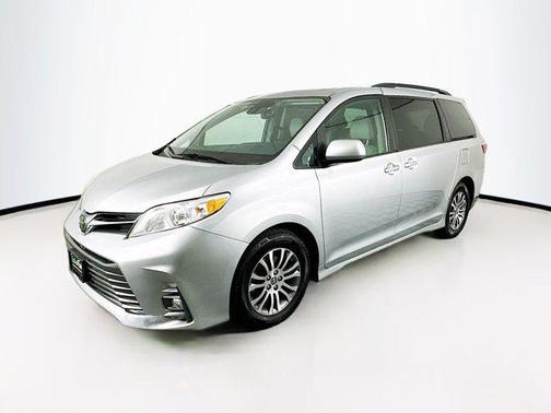 2020 Toyota Sienna XLE