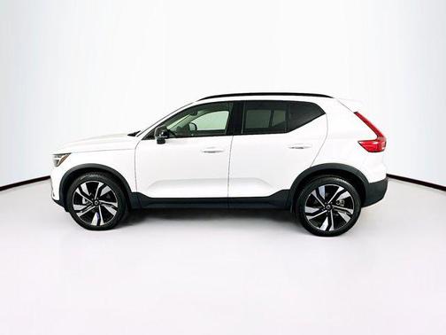2025 Volvo XC40 B5 Plus Dark Theme
