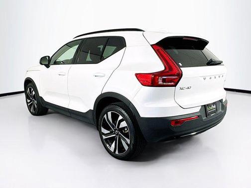 2025 Volvo XC40 B5 Plus Dark Theme