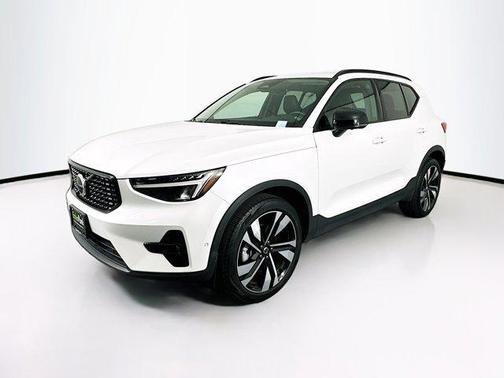 2025 Volvo XC40 B5 Plus Dark Theme