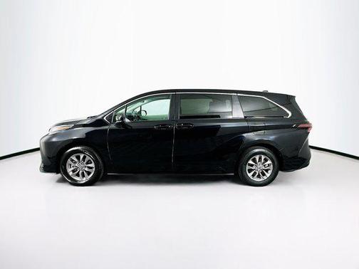 2024 Toyota Sienna LE