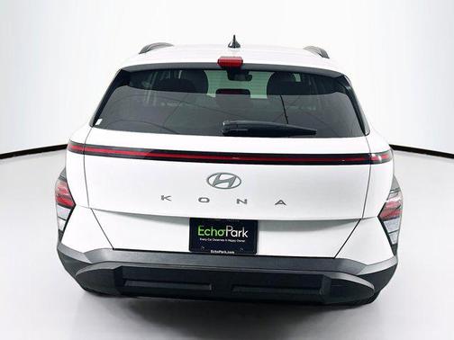 Atlas White 2025 Hyundai KONA SEL