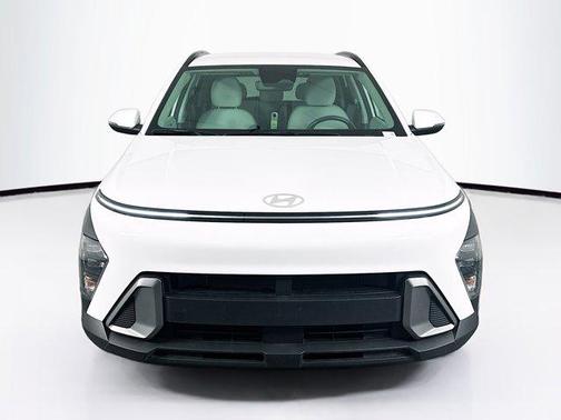 Atlas White 2025 Hyundai KONA SEL