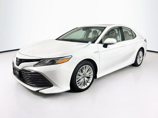 Super White 2019 Toyota Camry Hybrid XLE