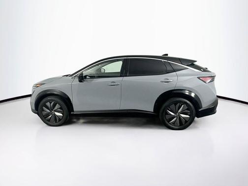 Boulder Gray Pearl/Black Diamond Pearl 2024 Nissan ARIYA ENGAGE