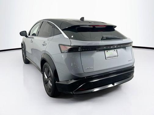 Boulder Gray Pearl/Black Diamond Pearl 2024 Nissan ARIYA ENGAGE