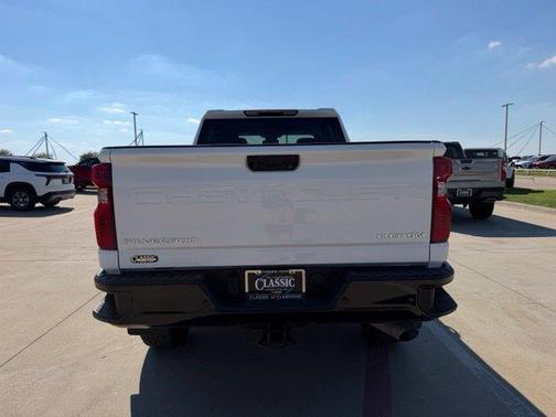 Summit White 2026 Chevrolet Silverado 2500 Custom