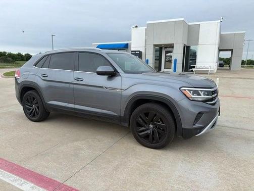 Platinum Gray Metallic 2022 Volkswagen Atlas Cross Sport 3.6L V6 SE w/Technology