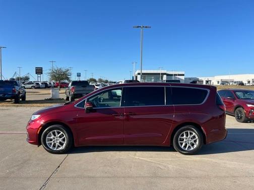 2023 Chrysler Pacifica Touring-L