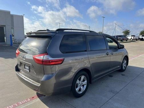 2018 Toyota Sienna LE