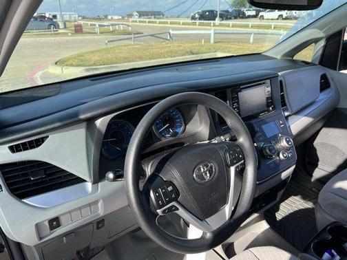 2018 Toyota Sienna LE