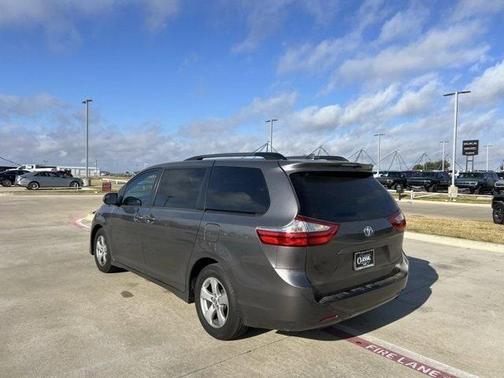 2018 Toyota Sienna LE