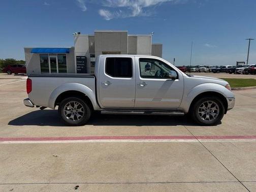 Gray 2019 Nissan Frontier SL