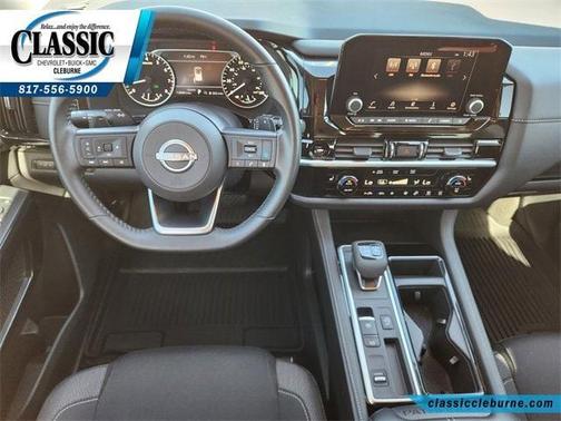 2025 Nissan Pathfinder SV