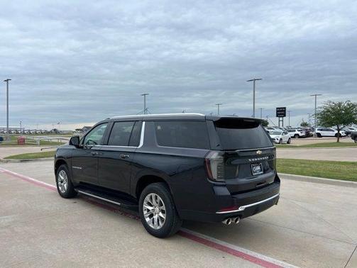 Dark Ash Metallic 2025 Chevrolet Suburban Premier