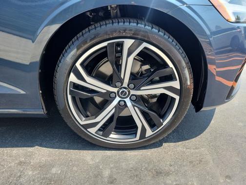 2024 Volvo S60 Ultimate Dark Theme
